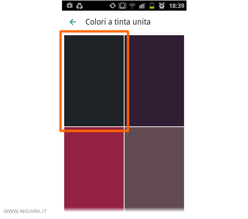 scorrere e selezionare un colore da impostare come sfondo di Whatsapp