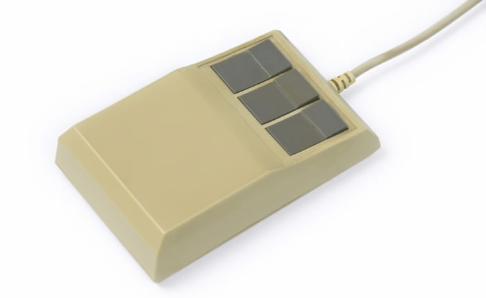 un modello di mouse meccanico degli anni '80-'90 a tre tasti